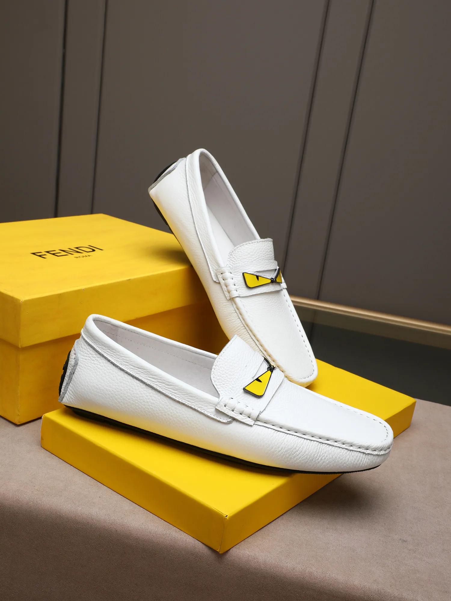 Men's shoes 💰400💰[FENDI] The little monster of Fendi F family, which is popular all over the world, is coming in a big way, the latest color, driving slip-on loafers, avant-garde and versatile fashion men's shoes, bun shoes, bean shoes👌👌👌 Private mold opening, 1:1 reproduction... The upper is made of first-layer cowhide, and the first-layer pigskin lining... is extremely comfortable, fashionable, simple, atmospheric and personalized [color] The side of the shoe is more refined, and the overall effect is handsome [ Turn in a circle][Turn in a circle]💭This hardware monster with eyes is not the popular version on the market🚳🚳Compared with the old model, it is more trendy, eye-catching and more classy🔰This summer, the little monster will subvert the old ideas and share the fashion with you🔱A must-have for fashionistas! Must keep it for yourself! Online outsole, high-end quality workmanship. Color: black, blue, white, red. Matching code: 38-44 (45 46 47 customized) (standard leather shoe size)